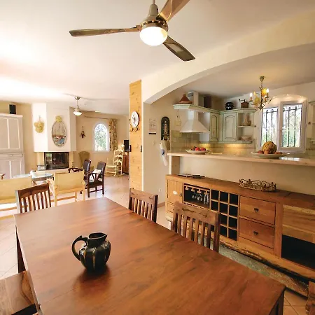Three-bedroom Holiday In Giens Casa de Férias Hyères