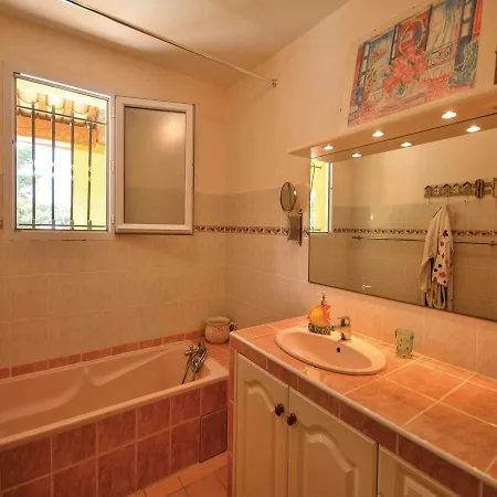 Three-bedroom Holiday In Giens * Hyères