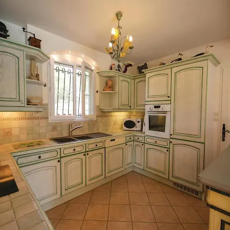 Three-bedroom Holiday In Giens Hyères